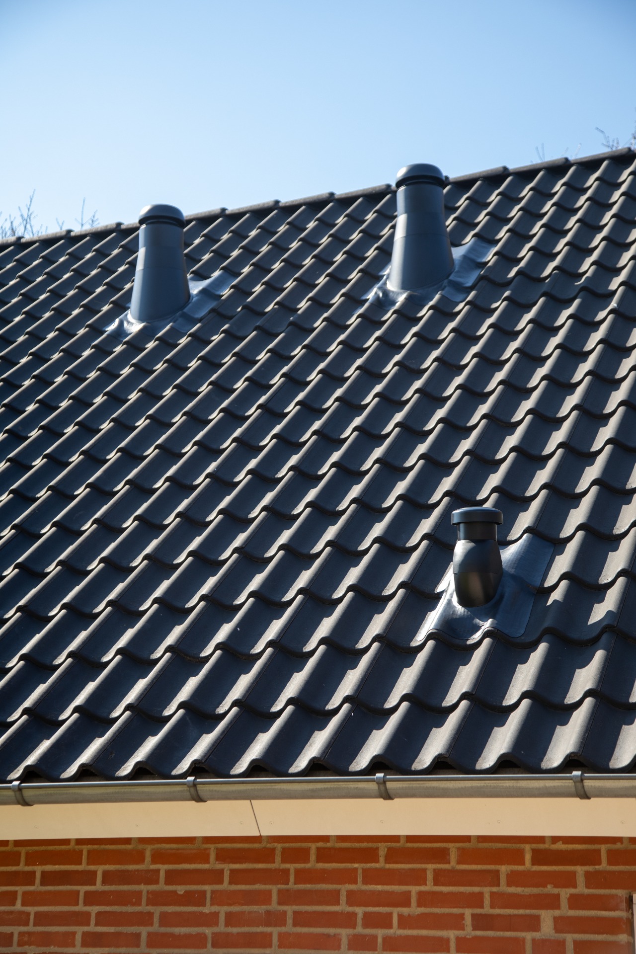 Universal ventilation hoods and flexible flashings adapted to the roof profile.
